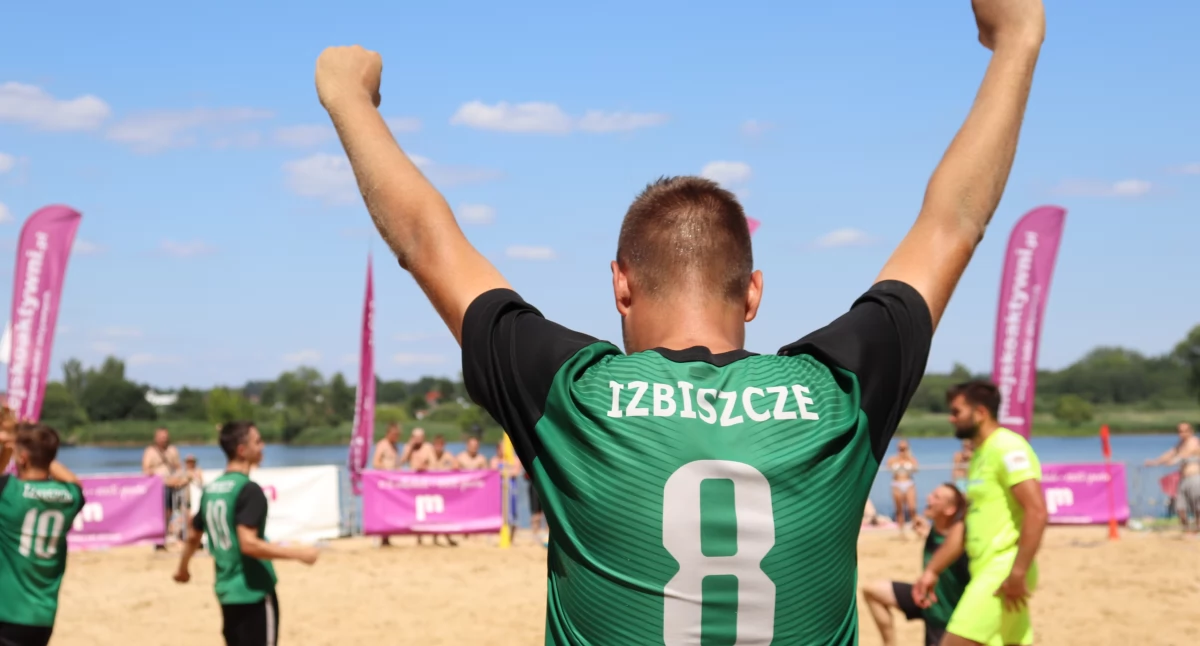 LZS Izbiszcze mistrzem Podlasia w piłce plażowej: plaża, słońce i przewrotki