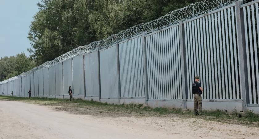Słabnie presja na polską granicę ze strony nielegalnych migrantów. Ale wciąż podejmowane są próby przedostania się do Polski