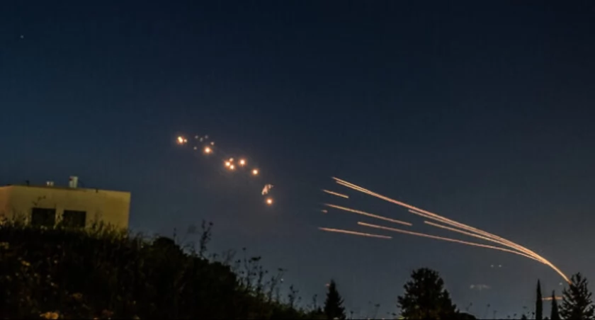 Hezbollah zaatakował izraelskie bazy wojskowe 200 rakietami i rojem dronów