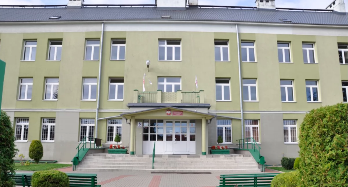 Nauczyciel i dyrektor V LO odpowiedzą przed sądem. Pierwszy za molestowanie seksualne. Drugi za brak reakcji