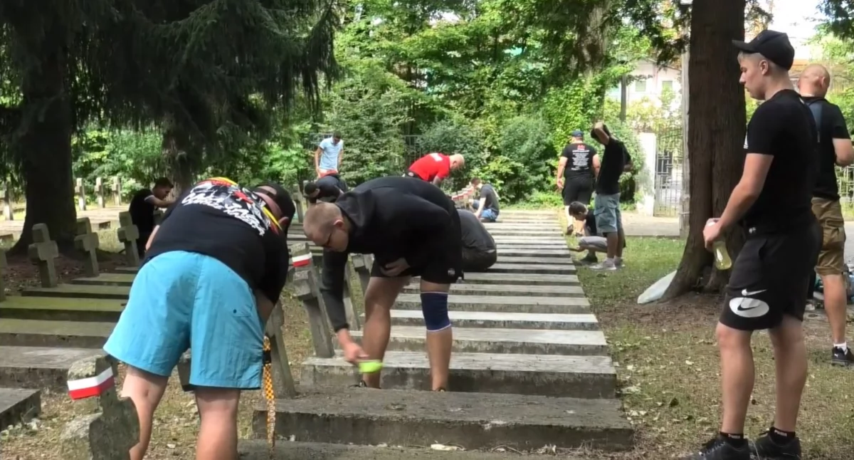 Przed rocznicą wojny polsko – bolszewickiej kibice Jagiellonii posprzątali groby polskich bohaterów