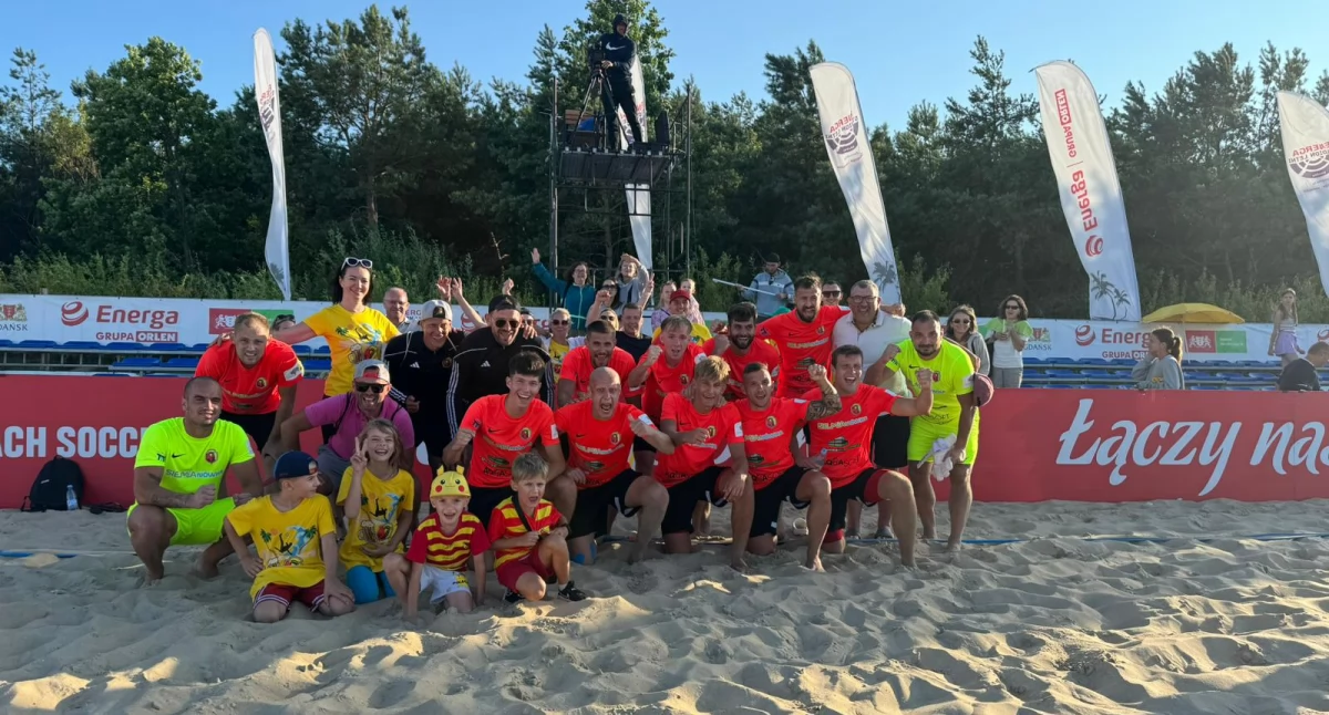Jagiellonia w ekstraklasie beach soccera: srebro na plaży, rapowa nuta i fantastyczni fani! 