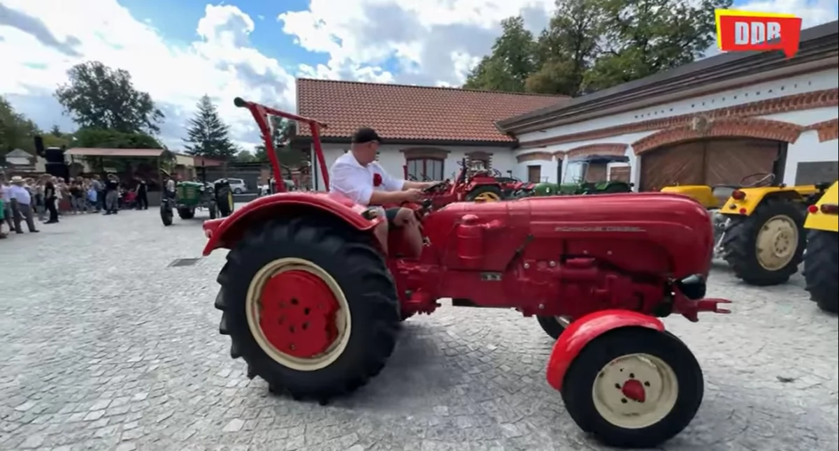 Zabytkowe ciągniki przejechały w paradzie. Wśród nich prawdziwy traktor Porsche