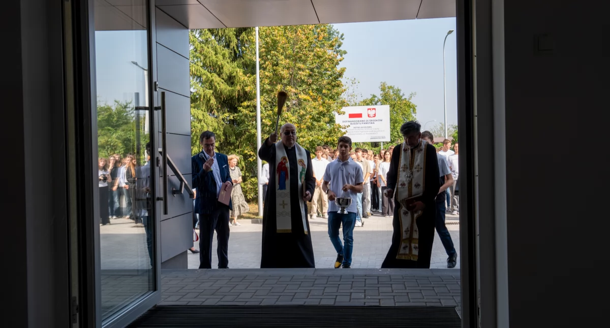 Szkoła przy Narewskiej ma nowy budynek. Jest aula i stołówka