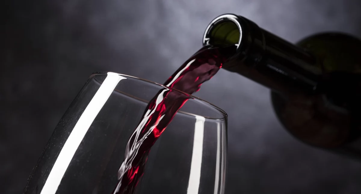 Senior kupił drogie wino, skasował tańsze. Posiedzi?