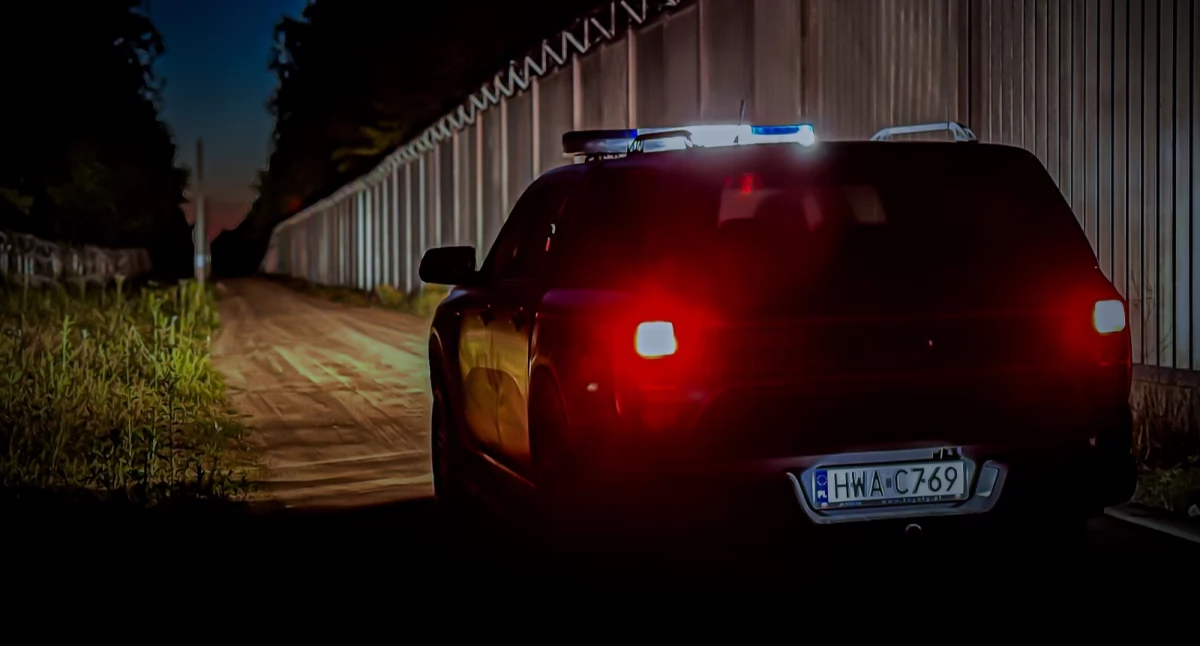 Jeden dzień i kilka ataków na polskie patrole: w ruch poszły kamienie i gałęzie