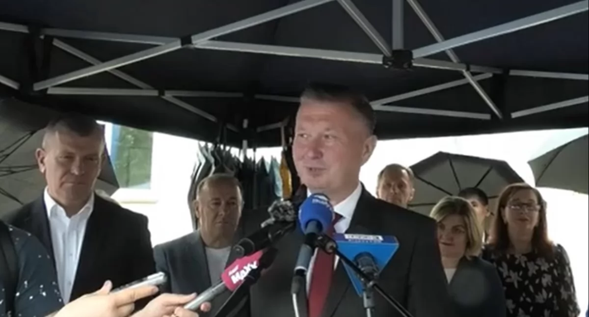 Powiatowy szpital w Łapach coraz nowocześniejszy. Nowy parking i miliony na sprzęt medyczny. 