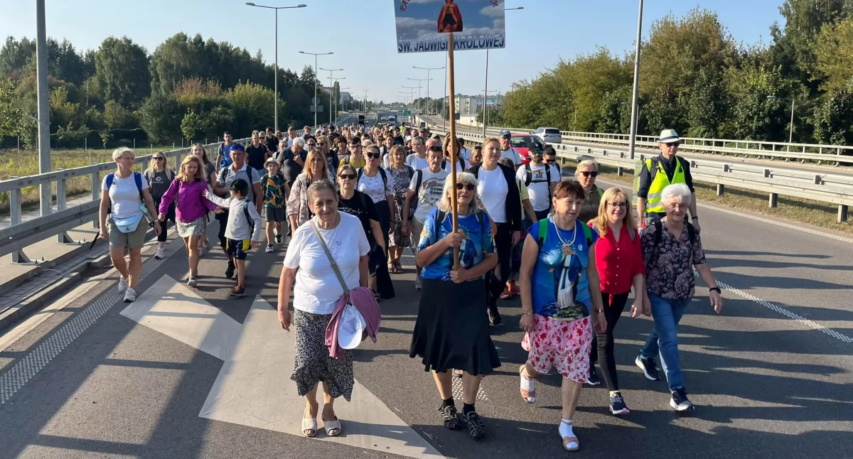 Ostrzeżenia dla kierowców: w sobotę i niedzielę w Białymstoku przejdą pielgrzymki, procesje i marsze