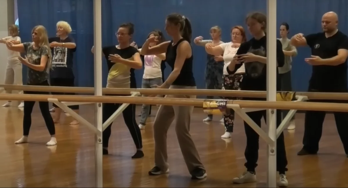Wygląda jak medytacja z rozciąganiem, choć to sztuka walki. Tai Chi na Politechnice Białostockiej