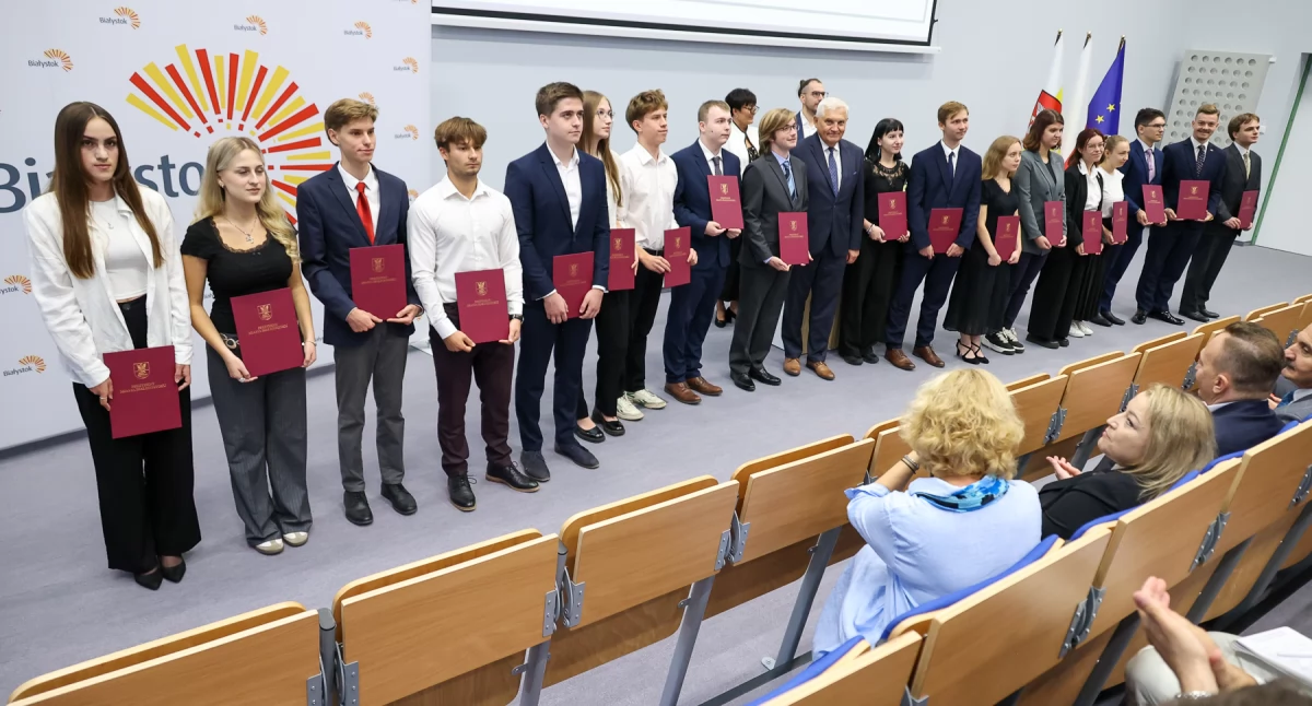 Prezydent Białegostoku przyznał stypendia zdolnym uczniom za osiągnięcia w nauce