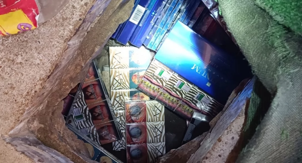 Łomża. Wydrążona w betonie dziura pod ladą, w niej nielegalne papierosy