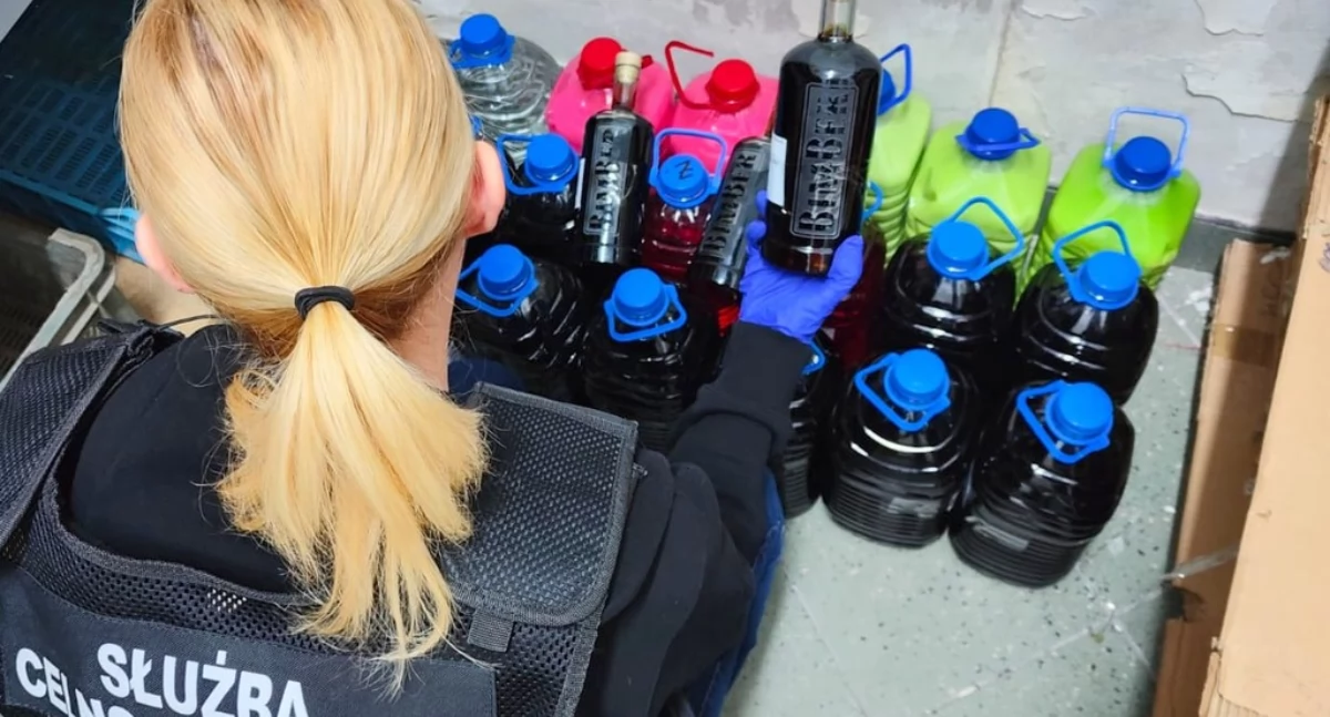 Nielegalny alkohol w aucie i garażu. Mieszkanka Sokółki z zarzutami