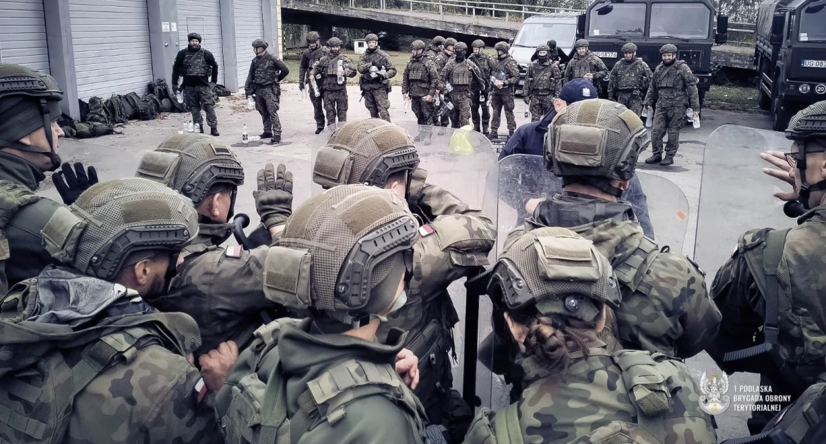 Jak interweniować przy agresywnych cywilach? Policja szkoliła żołnierzy