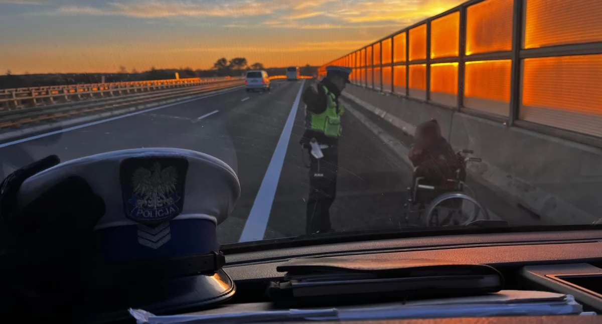 Niecodzienne zdarzenie na S8 - ekspresówką na wózku inwalidzkim