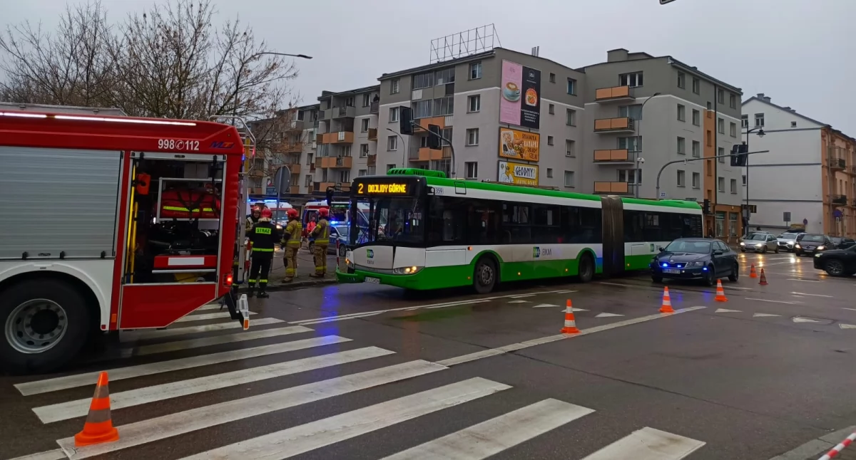 Kolizja na Pałacowej: auto wjechało pod autobus