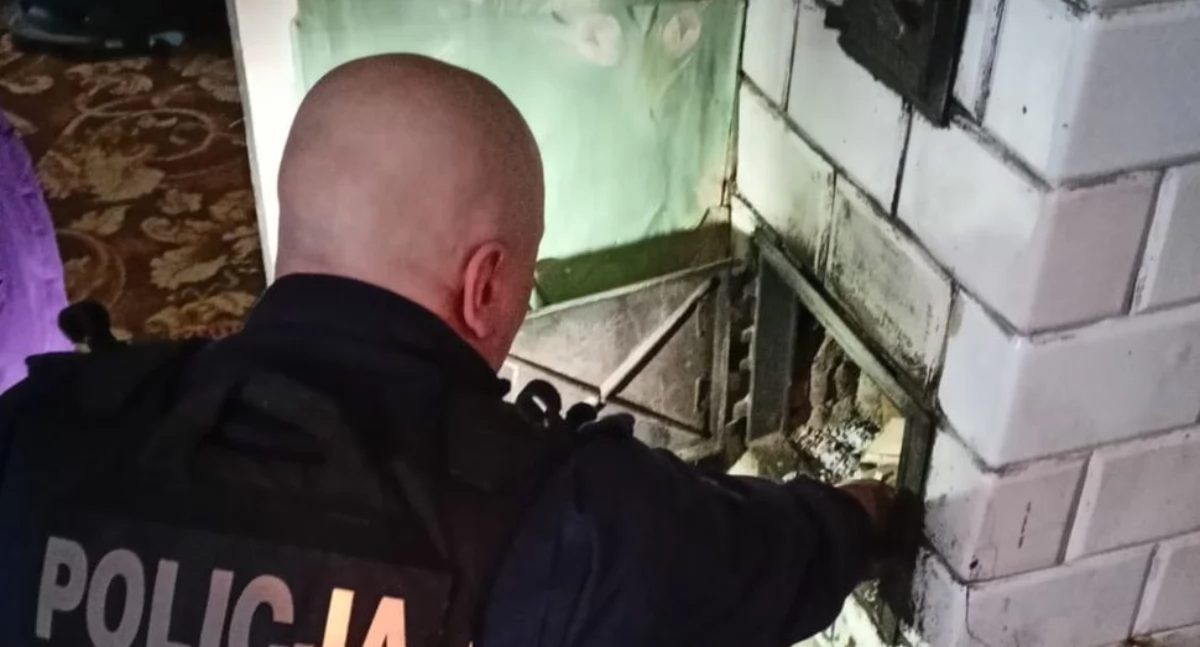 Starsza kobieta płakała z bezsilności. Pomogli policjanci - rozpalili w piecu by ogrzać dom