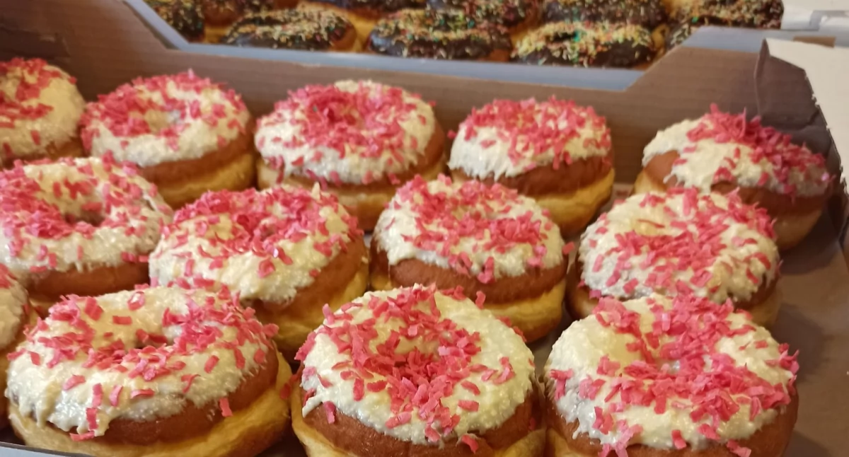 Pora na pączki bo już Tłusty Czwartek. Jak smakuje pączek rzemieślniczy? (WIDEO)