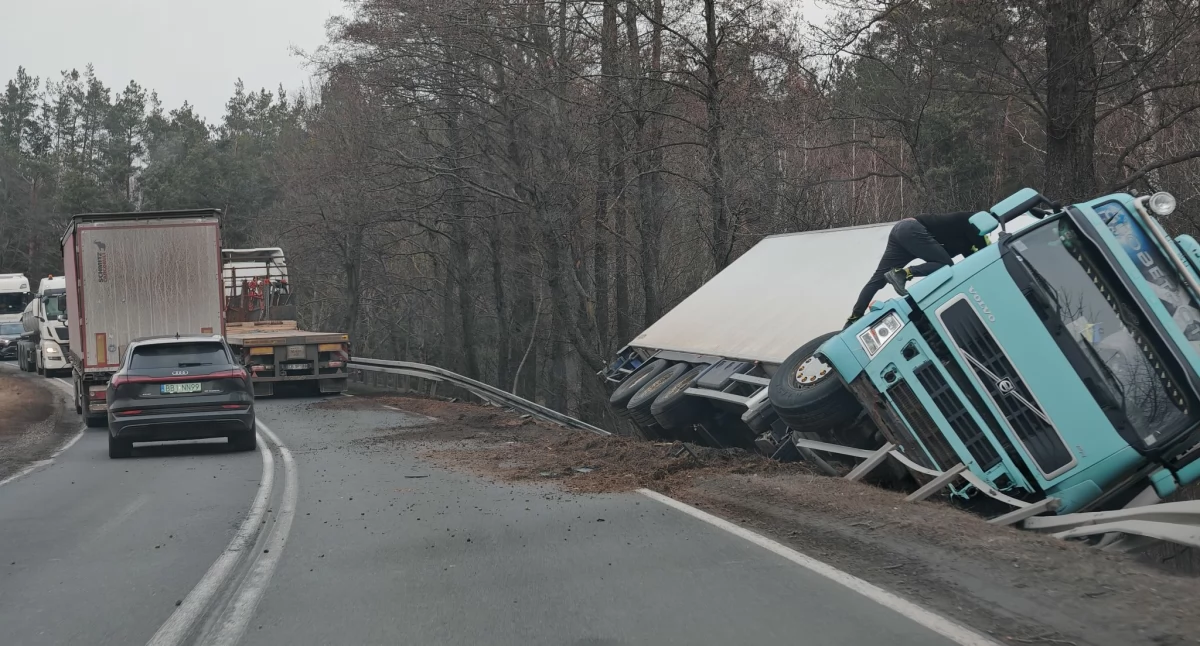 TIR w rowie zablokował drogę w Chrabołach 