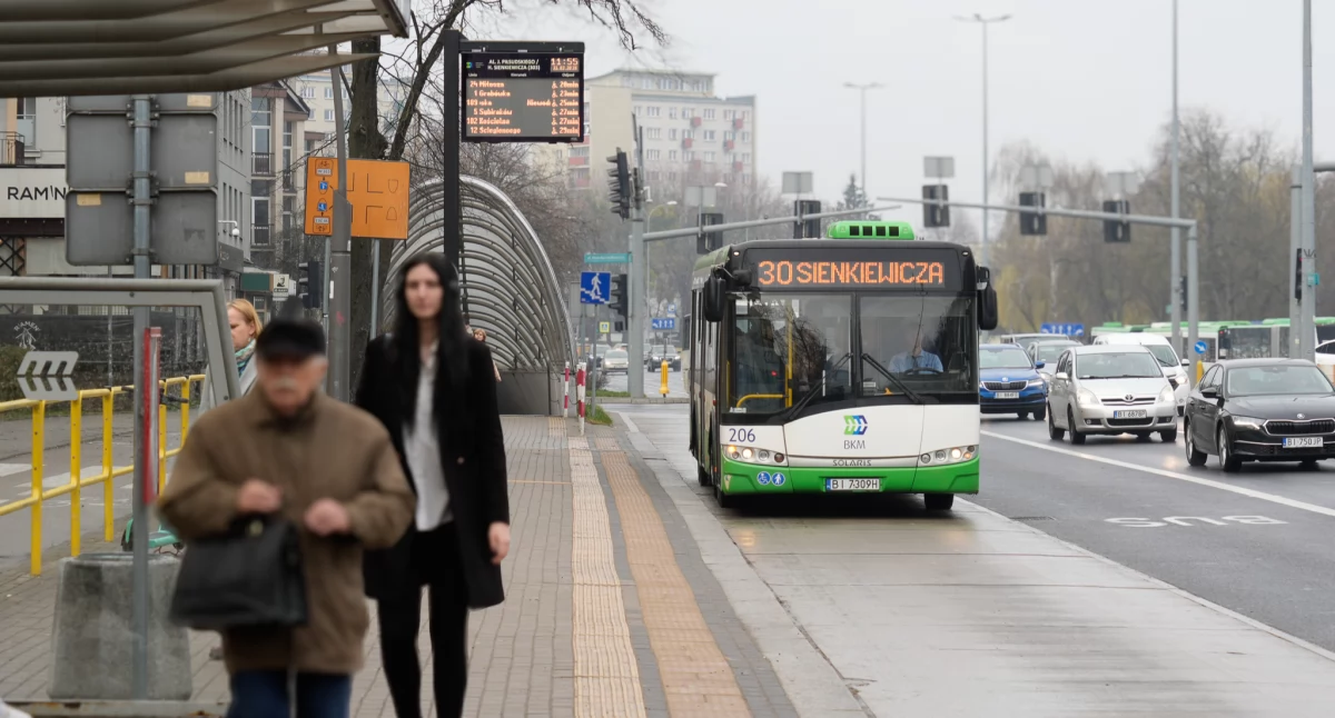 Autobus linii 30 jeździ teraz przez ulicę Milową