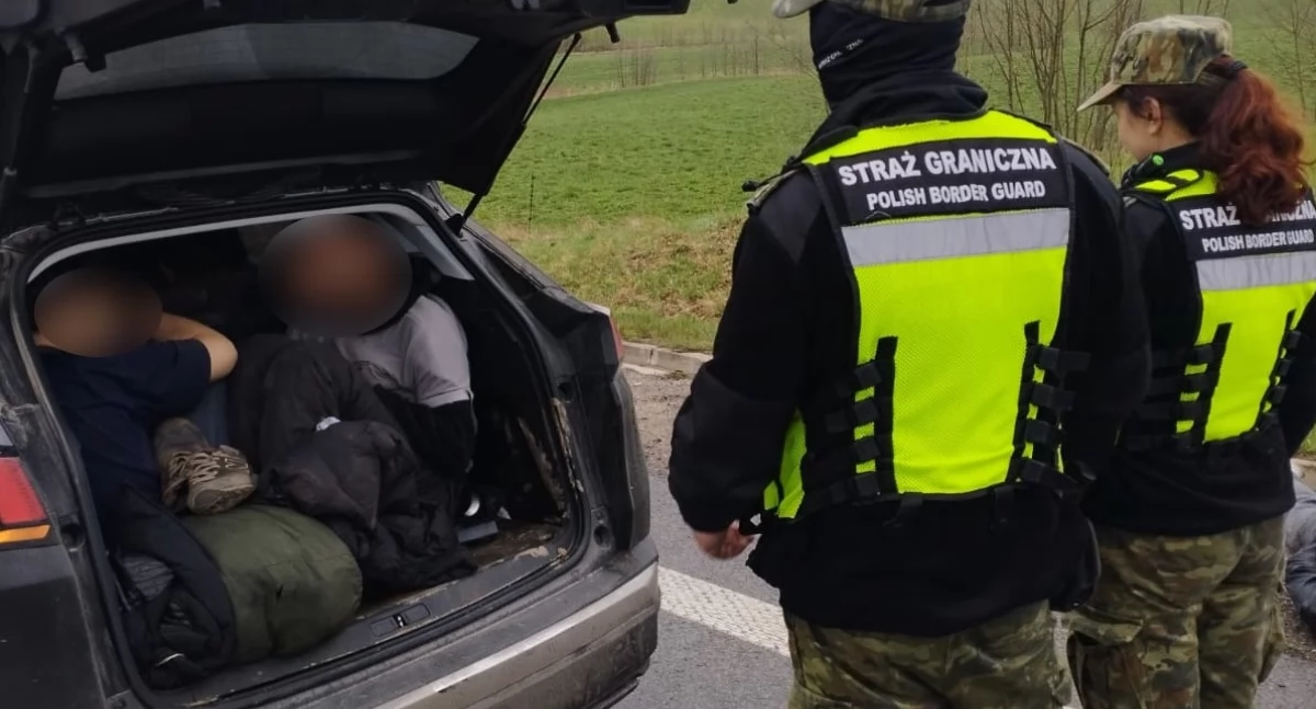 Nielegalni migranci ściśnięci w autach. Podróż na Zachód zakończona w Podlaskiem