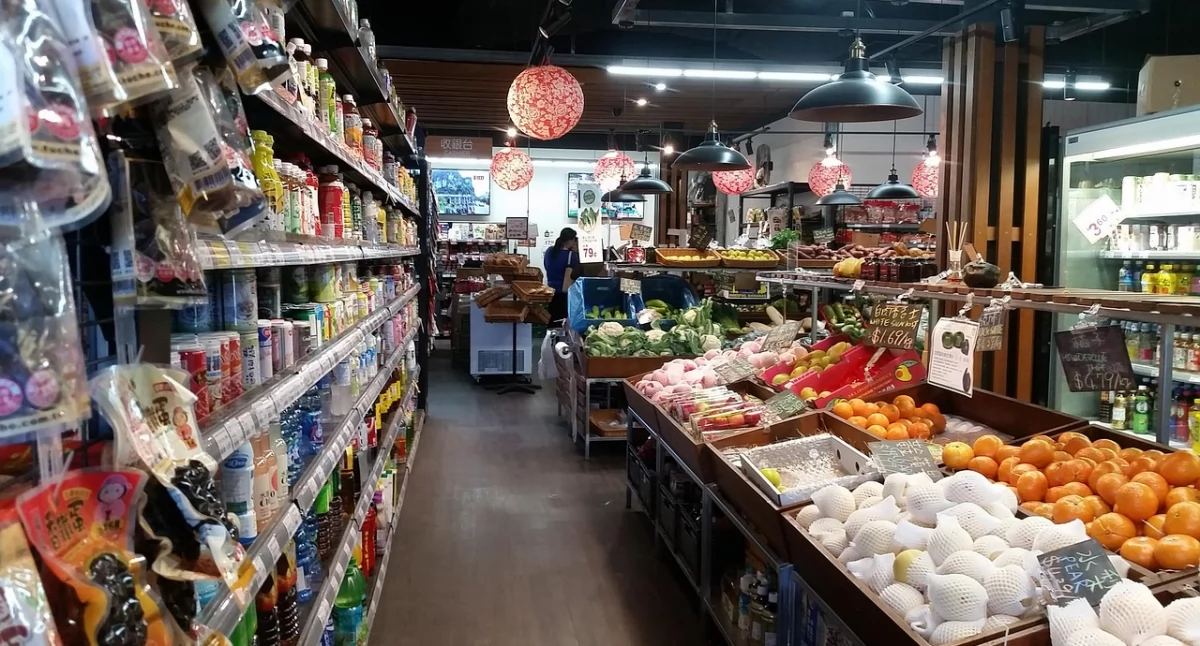 W Polsce małe sklepy wygrywają z supermarketami. Sprawdź dlaczego?  