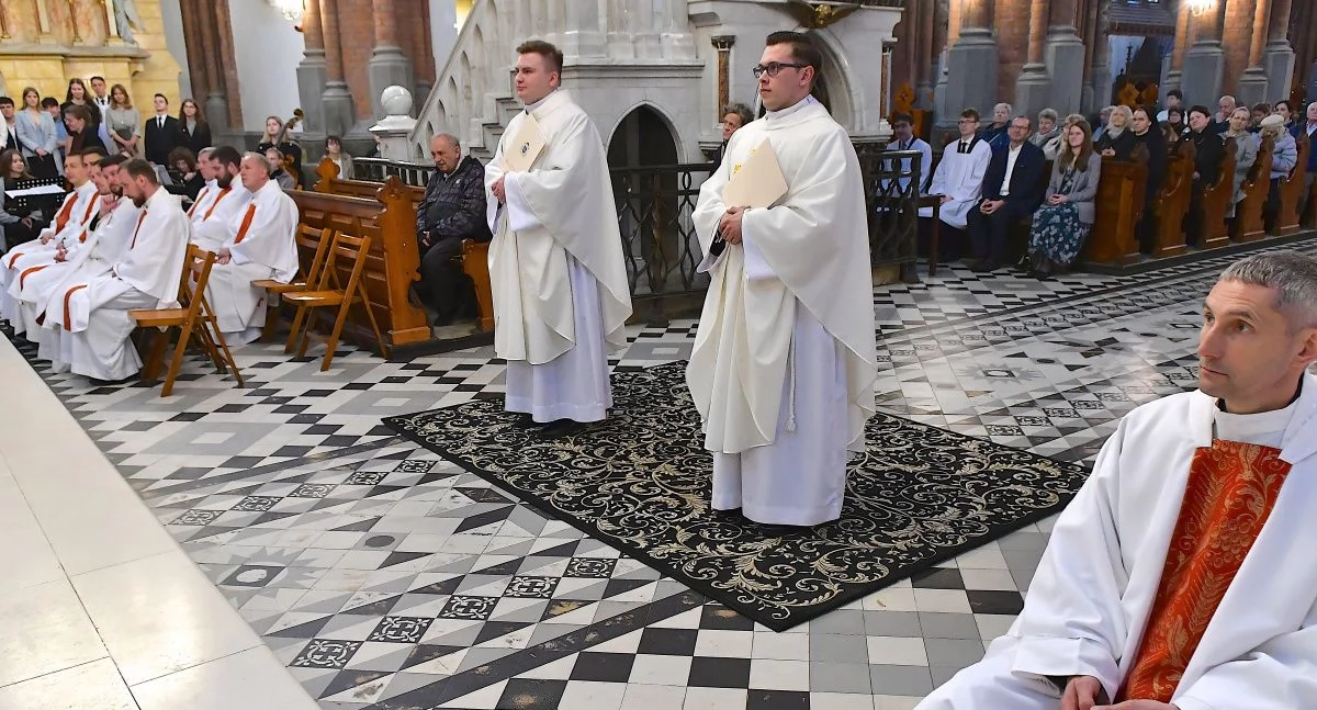 Dwóch kapłanów i dwóch diakonów wyświęconych w archikatedrze. 