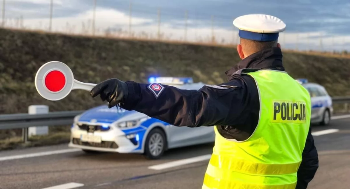 Dachowanie pod Zambrowem. Kierowca zalany w sztok