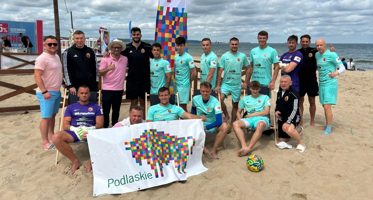 Żółto-czerwoni na plaży: Jagiellonia liderem! 