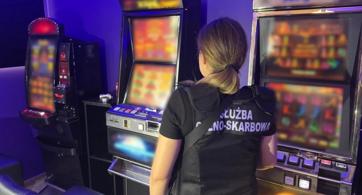  Zabezpieczono 8,6 tys. zł i pięć automatów w nielegalnym salonie gier w Łomży