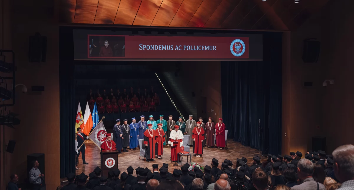 Nowi doktorzy, doktorzy habilitowani i dwóch profesorów w Białymstoku