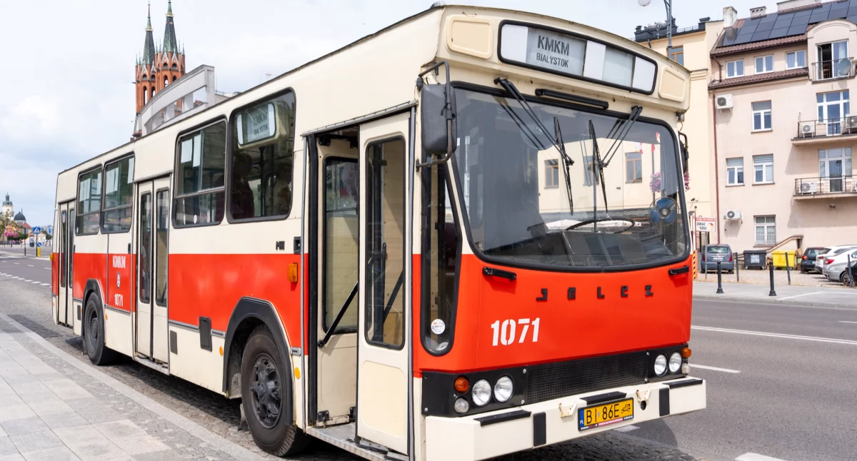 Czerwonym autobusem przez ulice miasta - możliwość podróży jak za dawnych lat