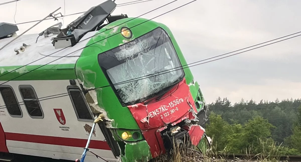 Pociąg uderzył w ciężarówkę na przejeździe. Skład wykolejony, kierowca tira w szpitalu