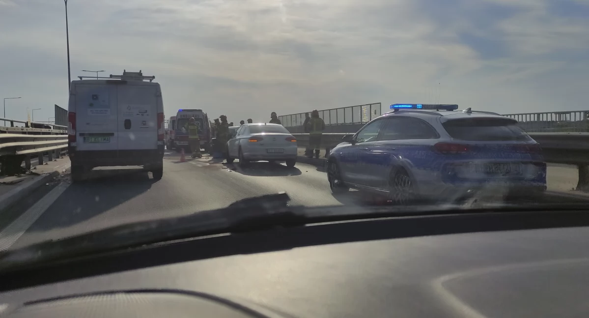 Wypadek na Kleeberga: utrudnienia w ruchu, 3 osoby w szpitalu