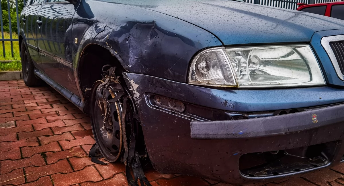 Koniec pijanej eskapady: zaliczył drifta, uderzył w płot i wylądował w bagażniku