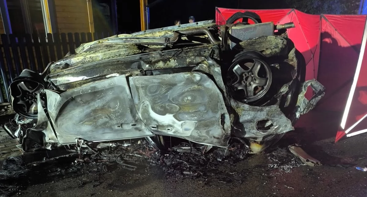 Tragedia w Kiewłakach: Samochód uderzył w słup i spłonął, jedna osoba nie żyje