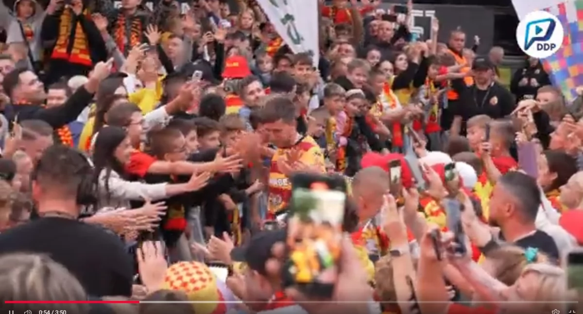 Jagiellonia zaprezentowała drużynę i nowe koszulki! Rynek Kościuszki wypełniony po brzegi! (WIDEO)