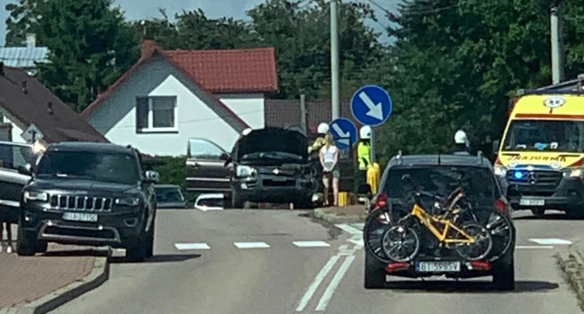 Poważny wypadek na DK8 w Korycinie. Motocyklista w szpitalu. Utrudnienia w ruchu