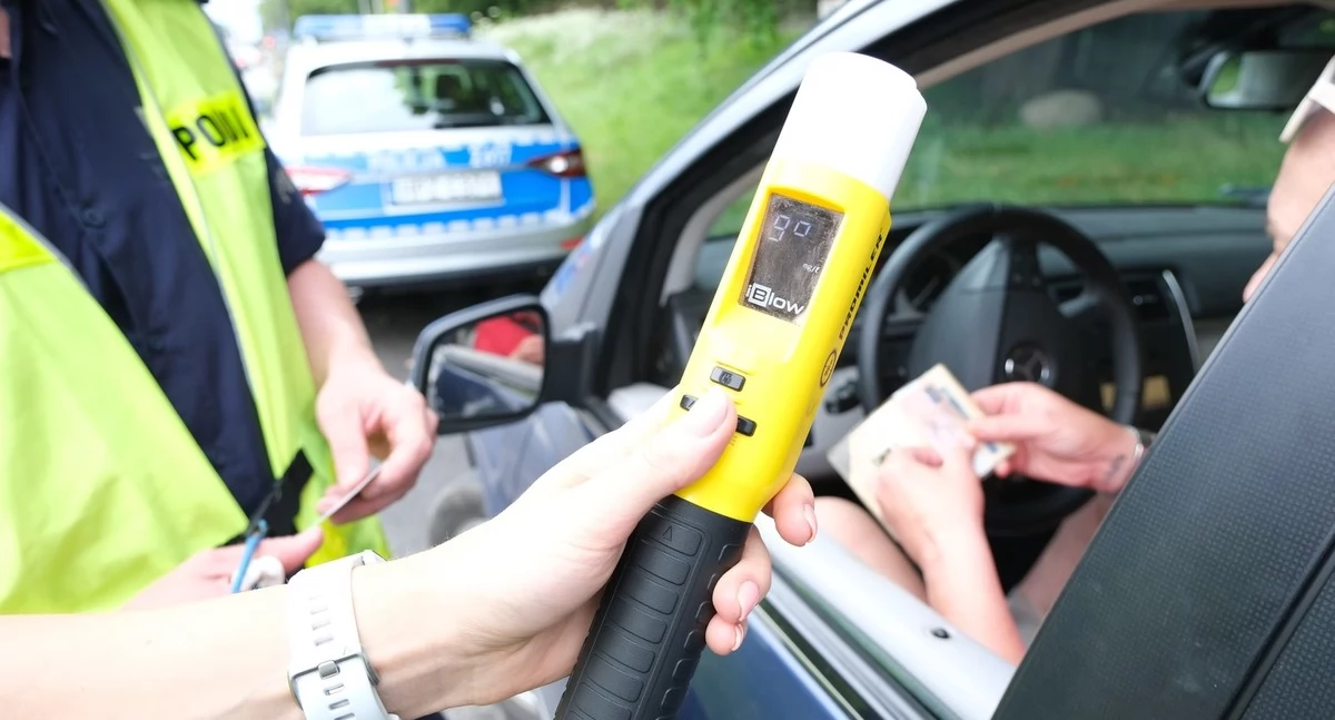 36-letni pijany kierowca dachował. Trafił do szpitala, teraz zajmie się nim sąd