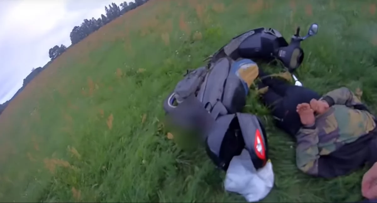 Brawurowa ucieczka pijanego motorowerzysty zakończona na łące. Dogonili na... piechotę 