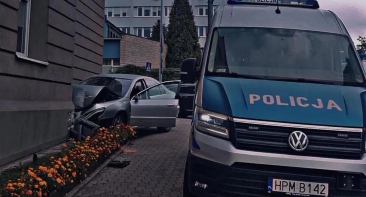 Kraksa w centrum Białegostoku. Samochód uderzył w budynek liceum