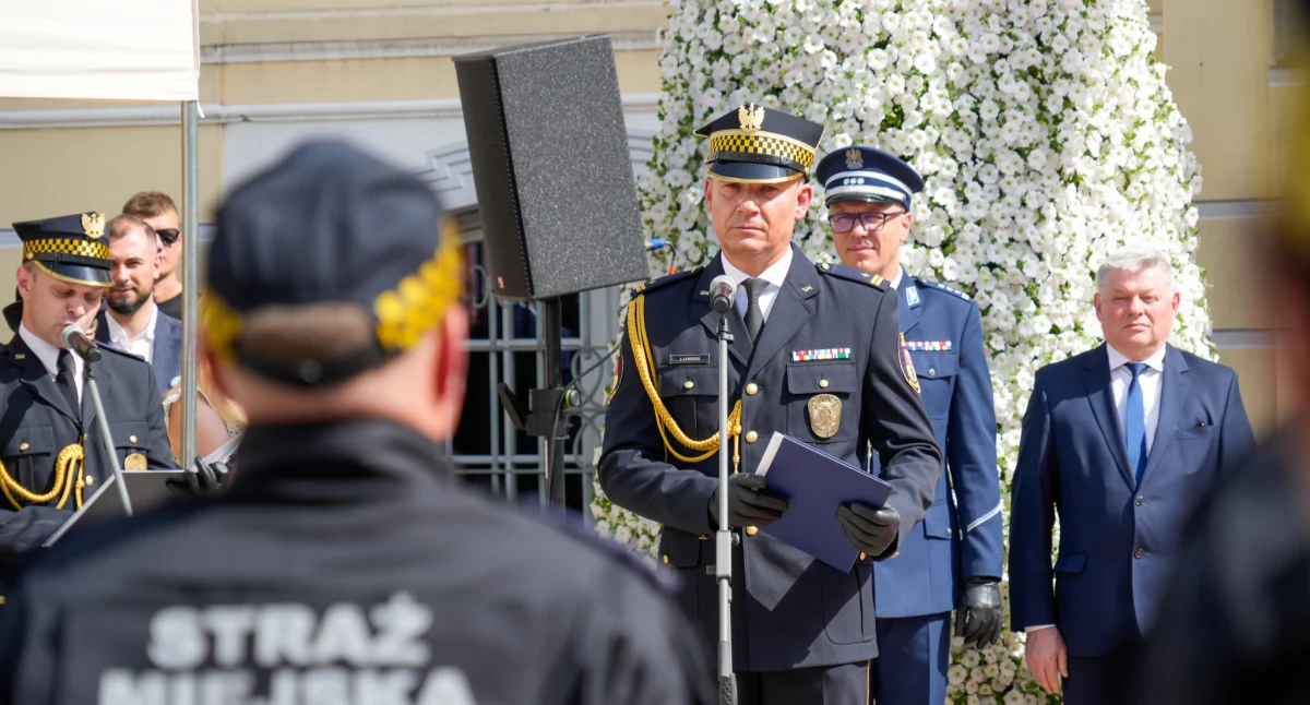 Białostocka Straż Miejska świętowała. Awanse i nagrody dla wyróżniających się funkcjonariuszy