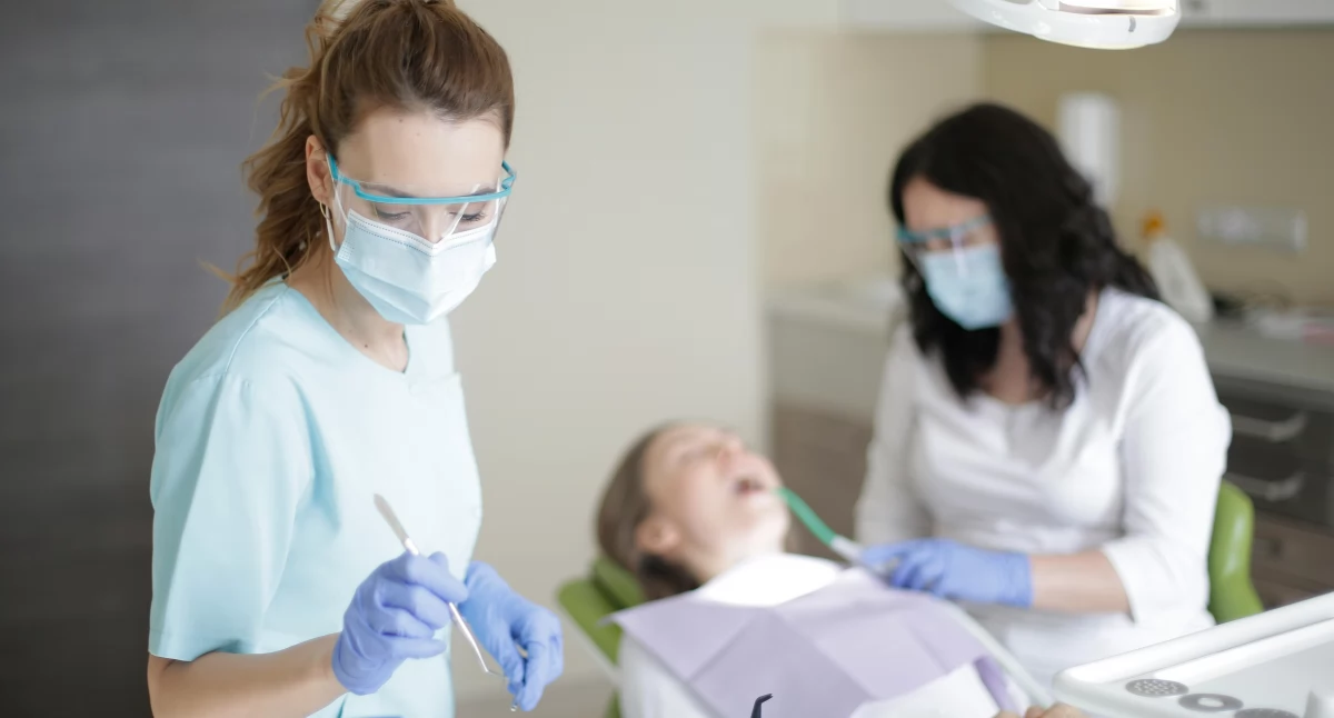 Sukces białostockiej stomatologii! Absolwenci UMB z najlepszym wynikiem w Polsce na egzaminie LDEK