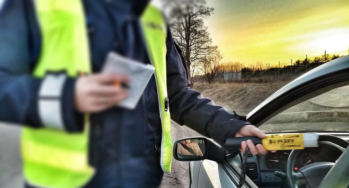 Pijacki slalom zakończony na drzewie. 35-latka rozbiła forda i trafiła do szpitala