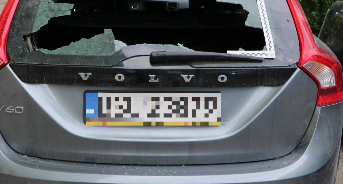 Kamieniami w Jaguara i Volvo! Chuligański rajd 28-latka w Suwałkach przerwany przez policję