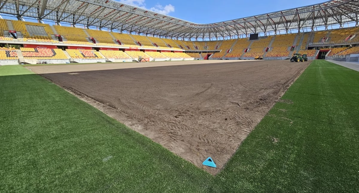 Wyścig z czasem na Chorten Arenie. Zmiana murawy przed meczem Jagiellonii! (WIDEO)