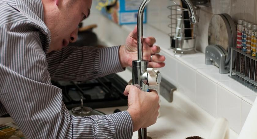 Naprawy hydrauliczne – jak znaleźć specjalistę do naprawy instalacji sanitarnej?