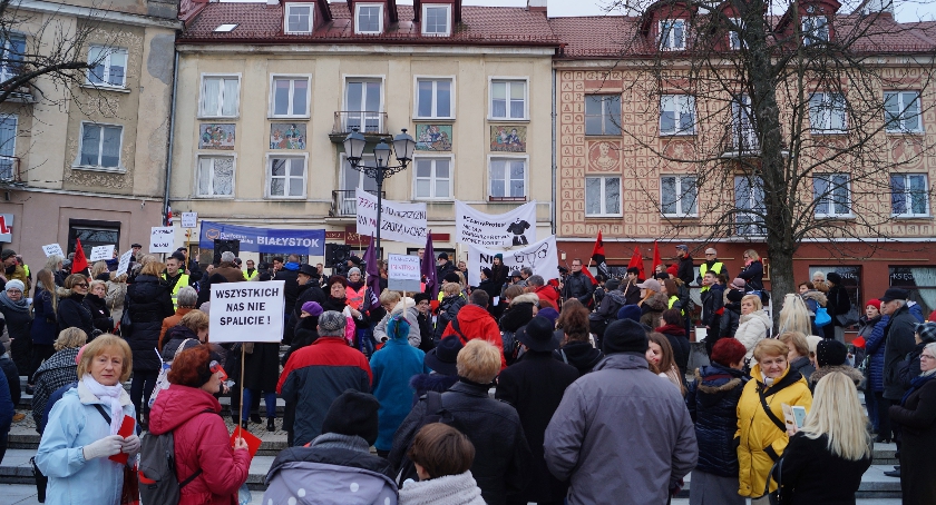 Protest przeciwko łamaniu praw kobiet. Czerwona kartka dla rządu