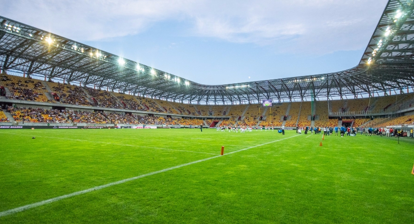 Milionem gości można by było się chwalić na lotnisku, ale nie na stadionie