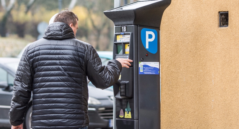 Nowy pomysł walki ze smogiem – podwyższenie opłat za parkowanie