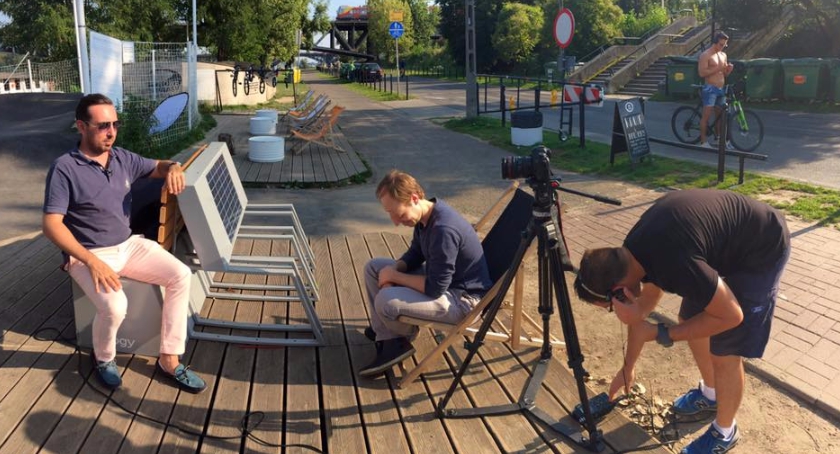 Będą u nas ławki z możliwością parkowania i ładowania telefonu